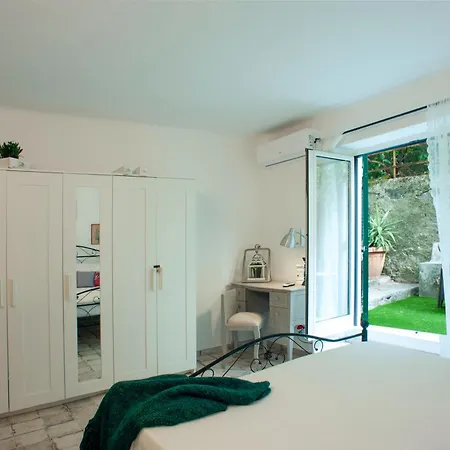 Small Antique Apartamento